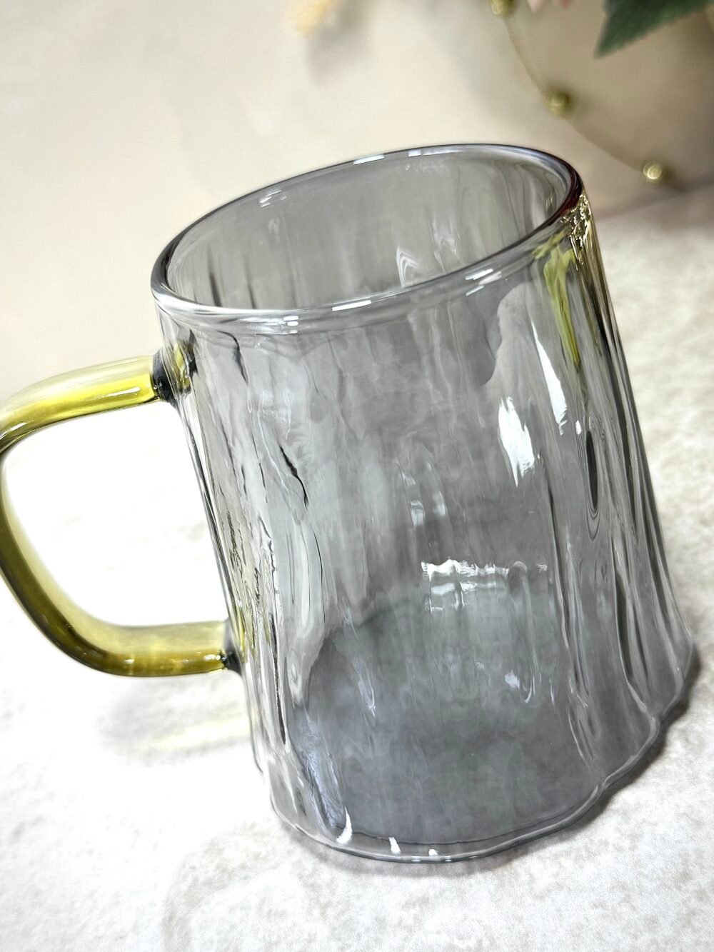 Mug en Verre Givré Gris et Doré – Élégant et Moderne