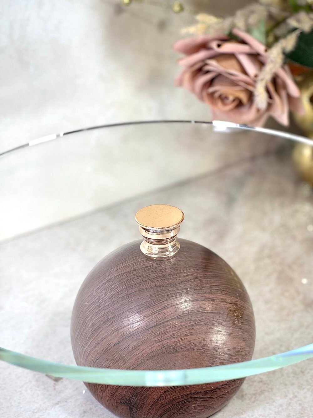 Présentoir à Gâteaux en Verre avec Base Sphérique Effet Bois – Style Naturel et Élégance Contemporaine