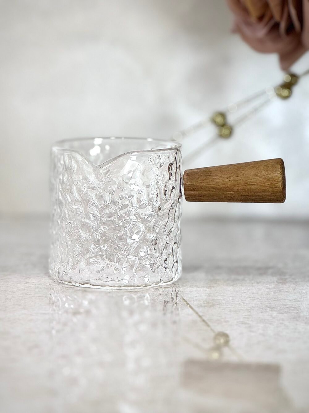 Mini Carafe Cylindrique en Verre Texturé avec Poignée en Bois – Design Naturel et Élégance Moderne