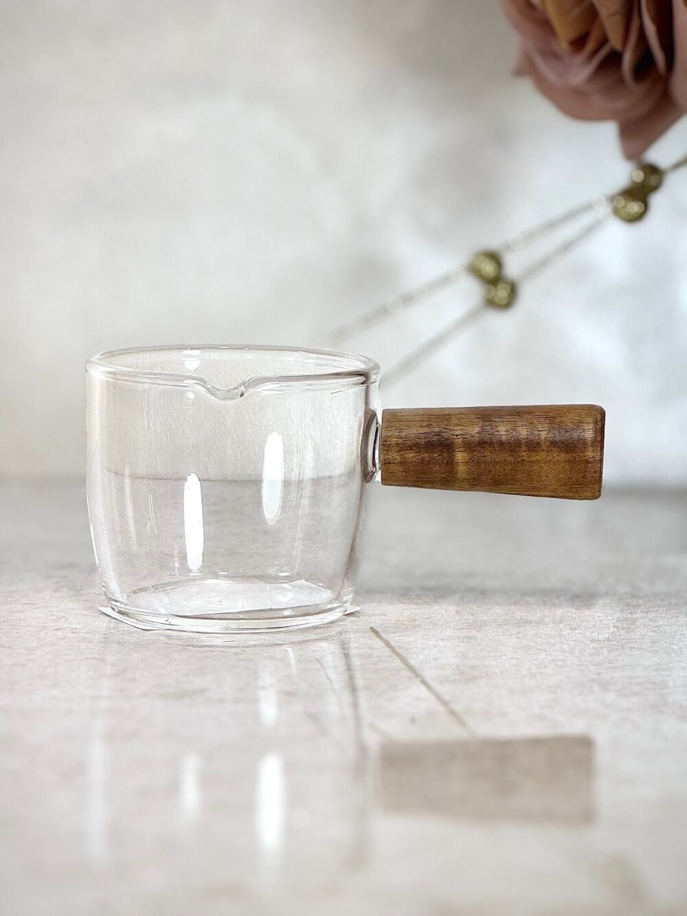 Mini Carafe Cylindrique en Verre Clair avec Poignée en Bois – Élégance Naturelle et Design Moderne