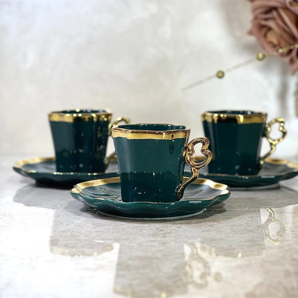Tasse à Café Verte et Dorée – Élégance Moderne pour Dégustation Raffinée