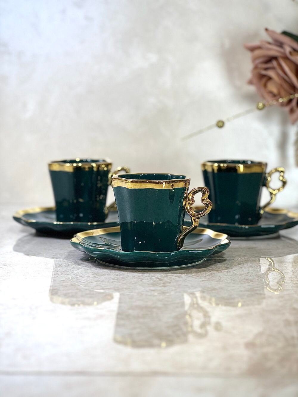 Tasse à Café Verte et Dorée – Élégance Moderne pour Dégustation Raffinée