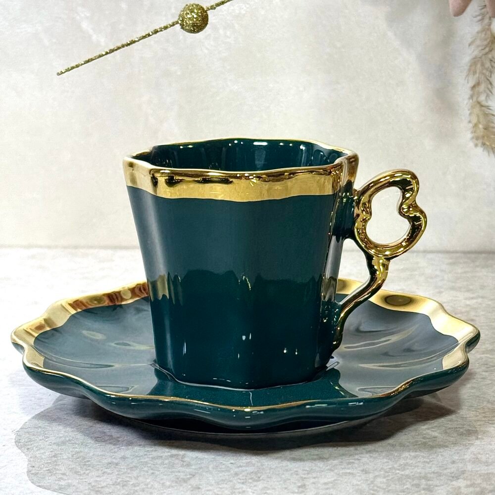 Tasse à Café Verte et Dorée – Élégance Moderne pour Dégustation Raffinée