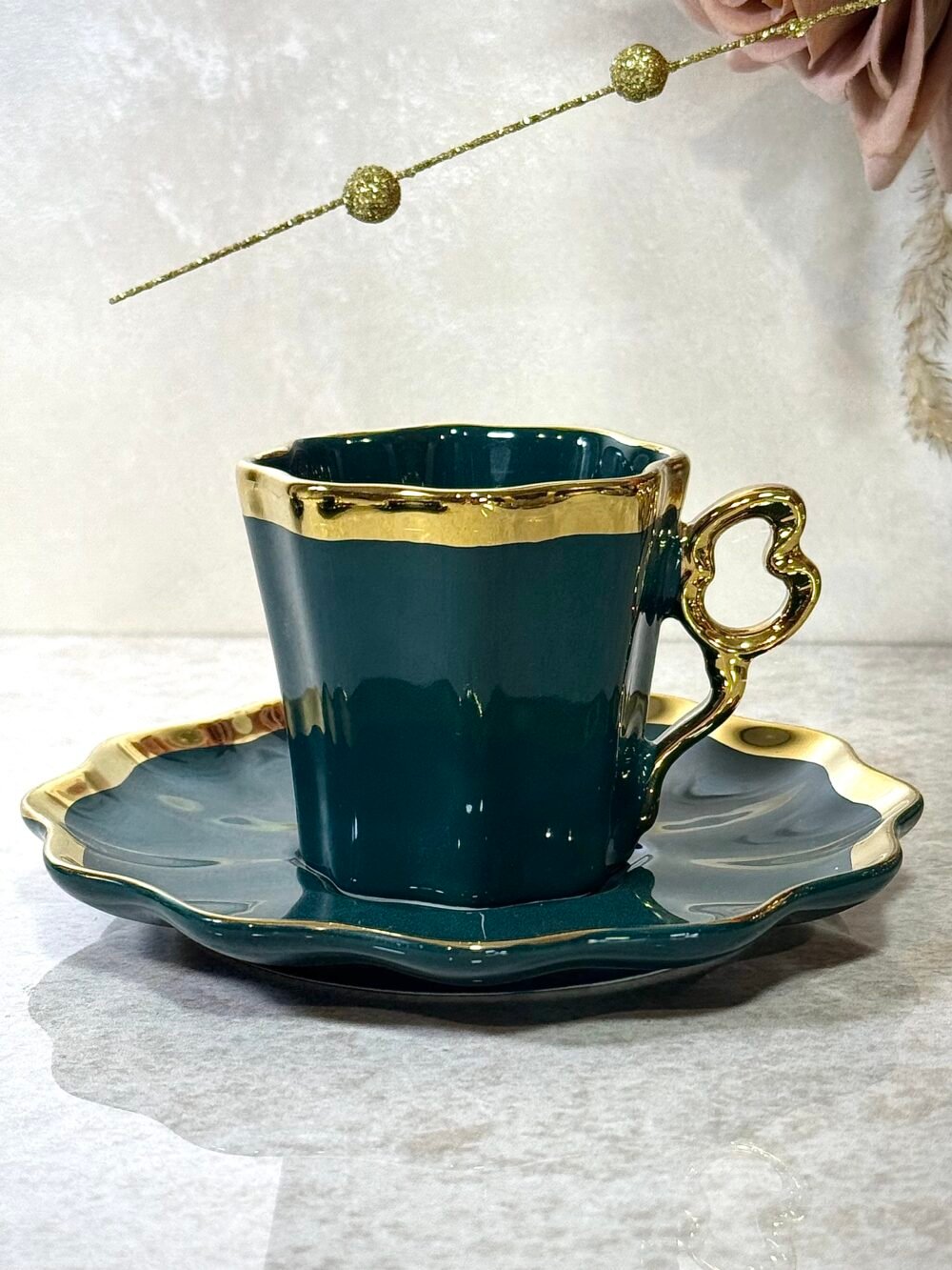 Tasse à Café Verte et Dorée – Élégance Moderne pour Dégustation Raffinée