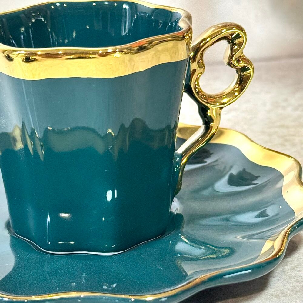 Tasse à Café Verte et Dorée – Élégance Moderne pour Dégustation Raffinée
