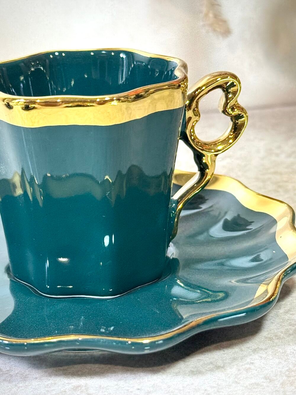 Tasse à Café Verte et Dorée – Élégance Moderne pour Dégustation Raffinée