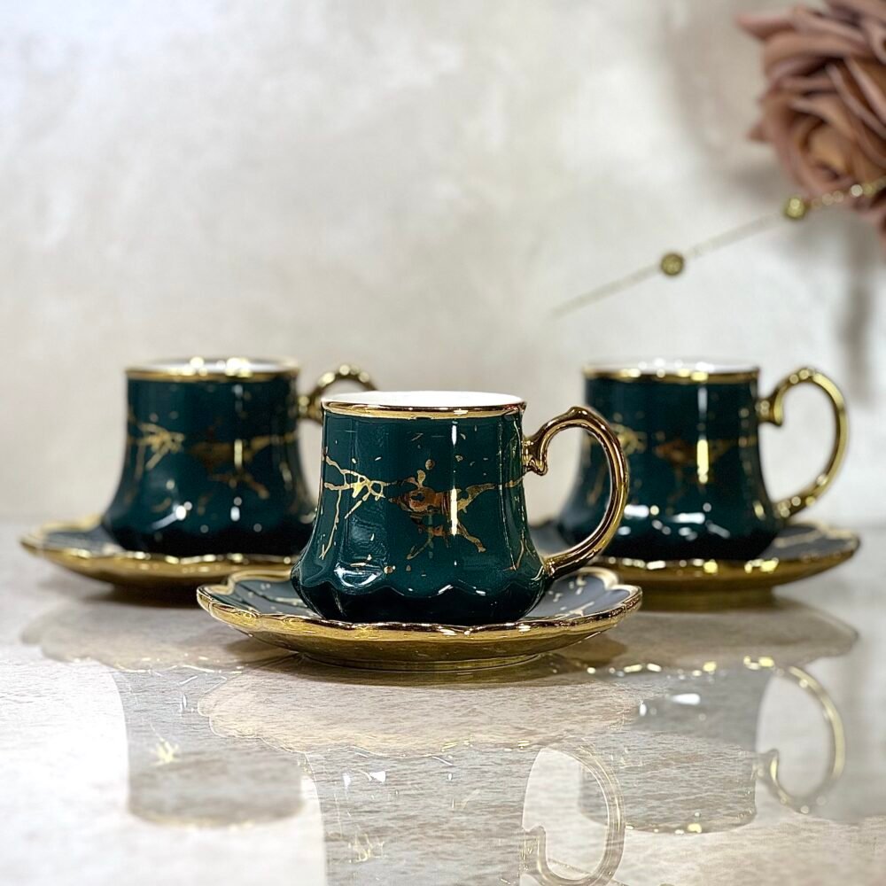 Tasse à Café Verte et Dorée – Élégance Moderne pour Dégustation Raffinée