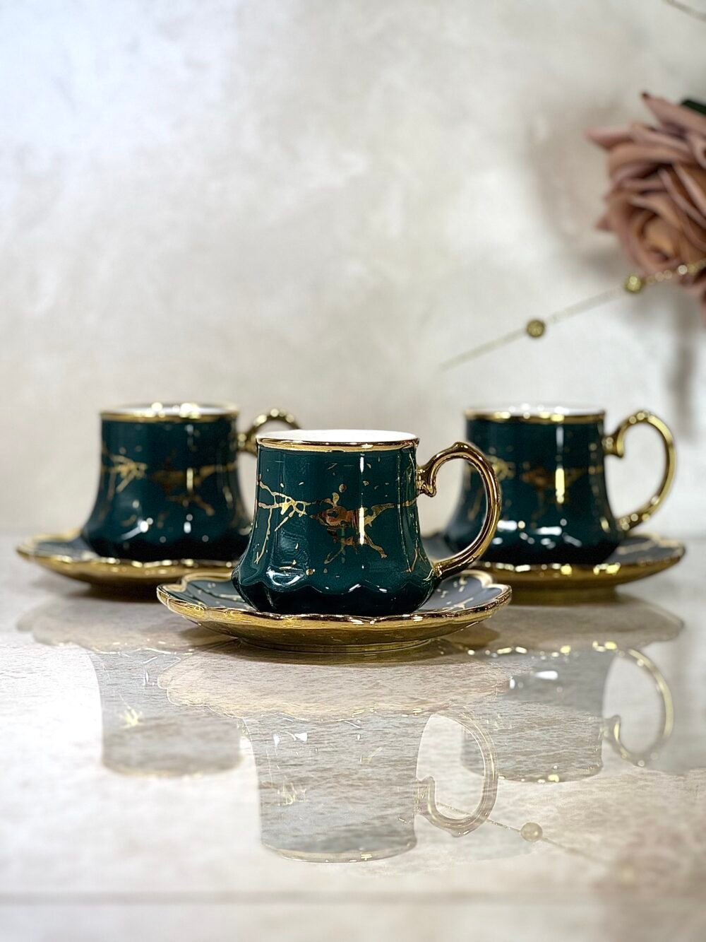 Tasse à Café Verte et Dorée – Élégance Moderne pour Dégustation Raffinée