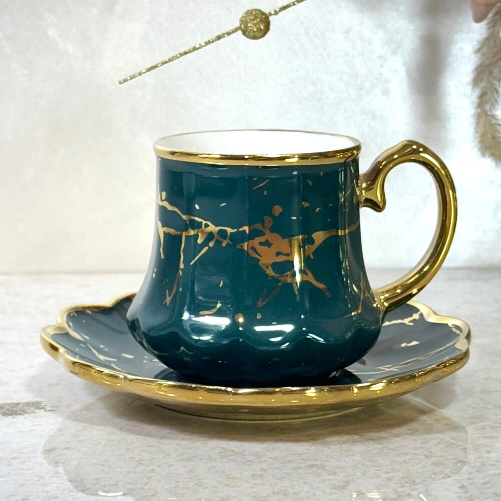 Tasse à Café Verte et Dorée – Élégance Moderne pour Dégustation Raffinée