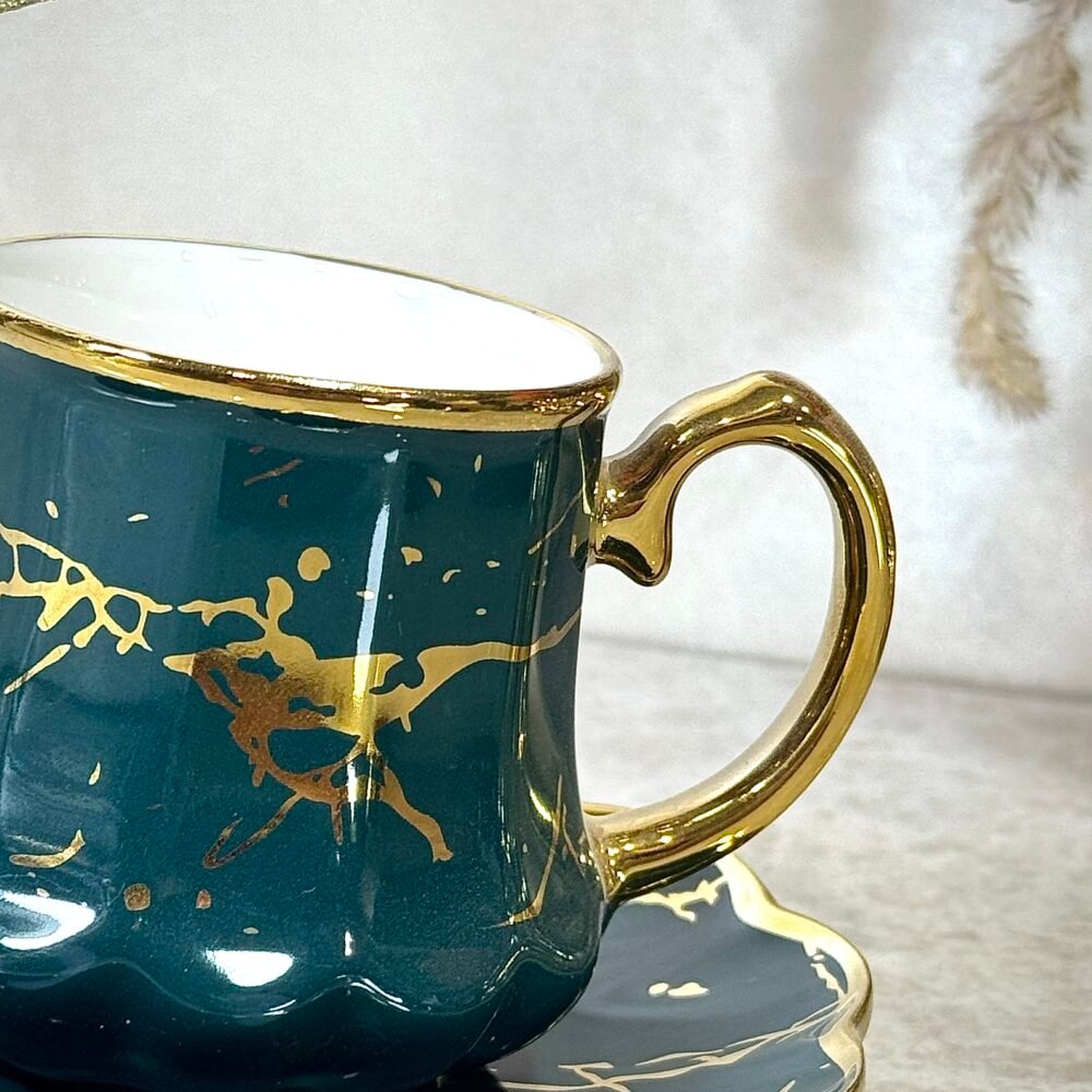 Tasse à Café Verte et Dorée – Élégance Moderne pour Dégustation Raffinée
