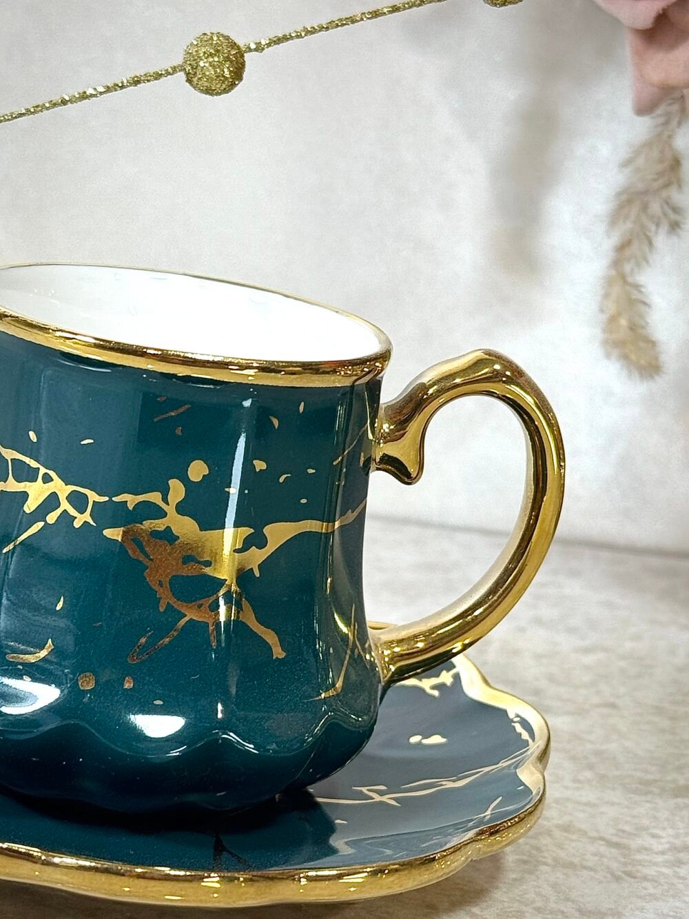 Tasse à Café Verte et Dorée – Élégance Moderne pour Dégustation Raffinée