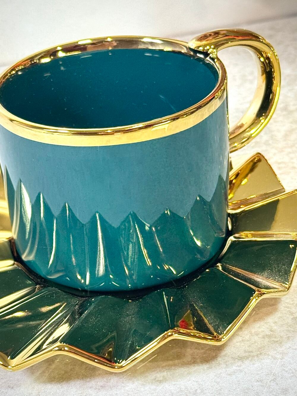 Ensemble de 6 Grands Tasses à Café Vertes et Dorées avec Assiettes Dorées – Élégance et Raffinement pour Table