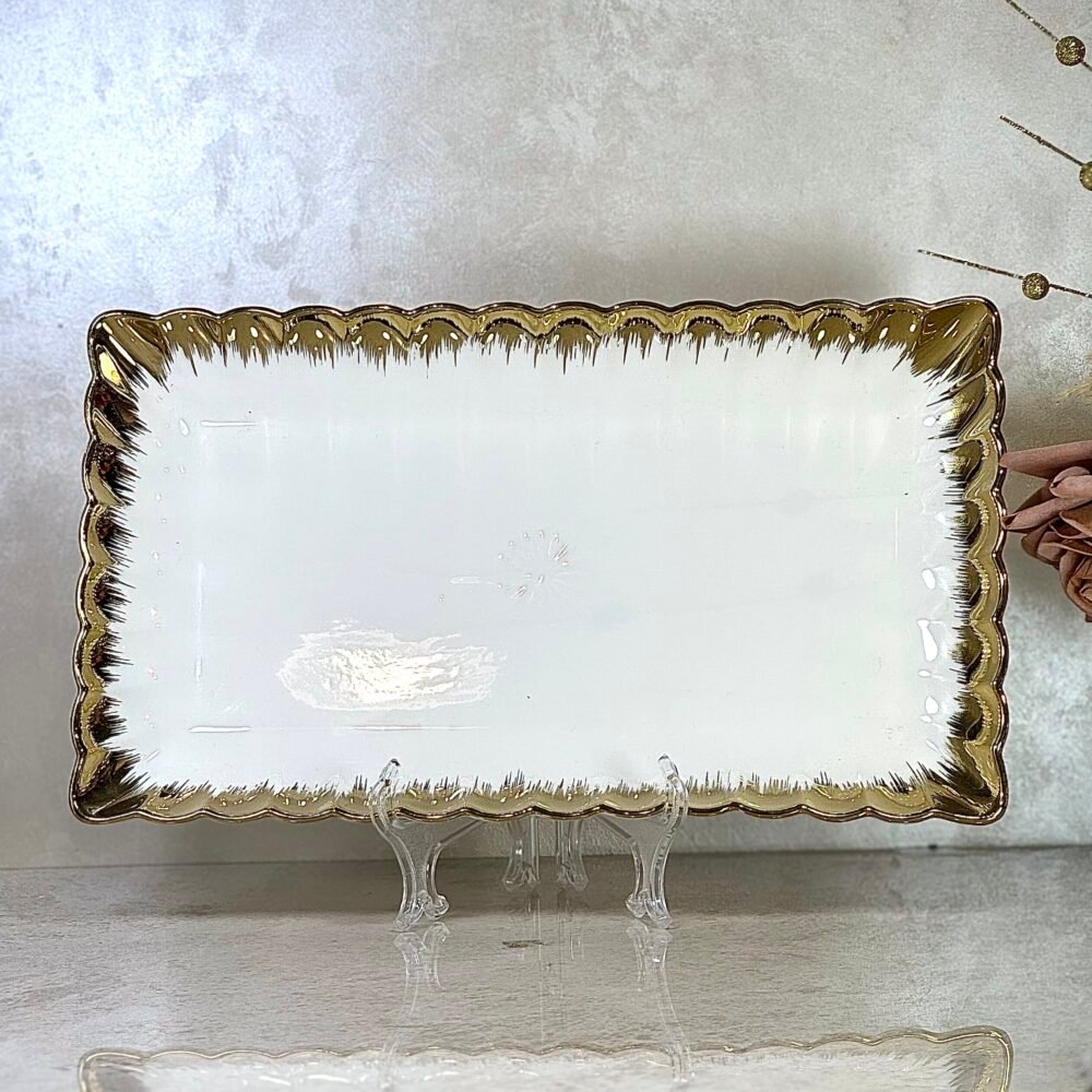 Assiette Rectangulaire Blanche avec Bords Dorés – Disponible en 2 Tailles