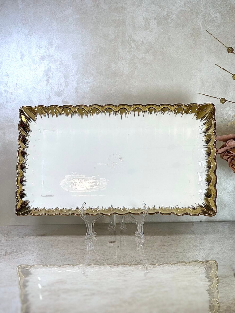 Assiette Rectangulaire Blanche avec Bords Dorés – Disponible en 2 Tailles