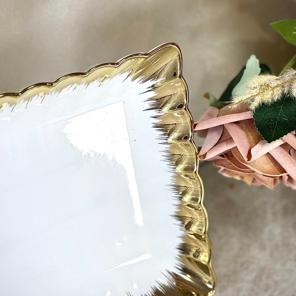 Assiette Rectangulaire Blanche avec Bords Dorés – Disponible en 2 Tailles
