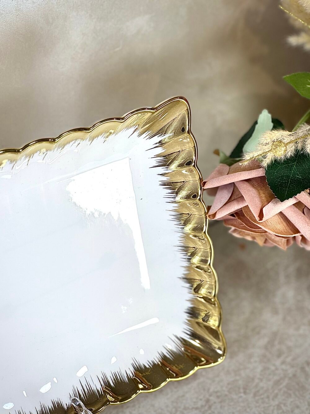 Assiette Rectangulaire Blanche avec Bords Dorés – Disponible en 2 Tailles