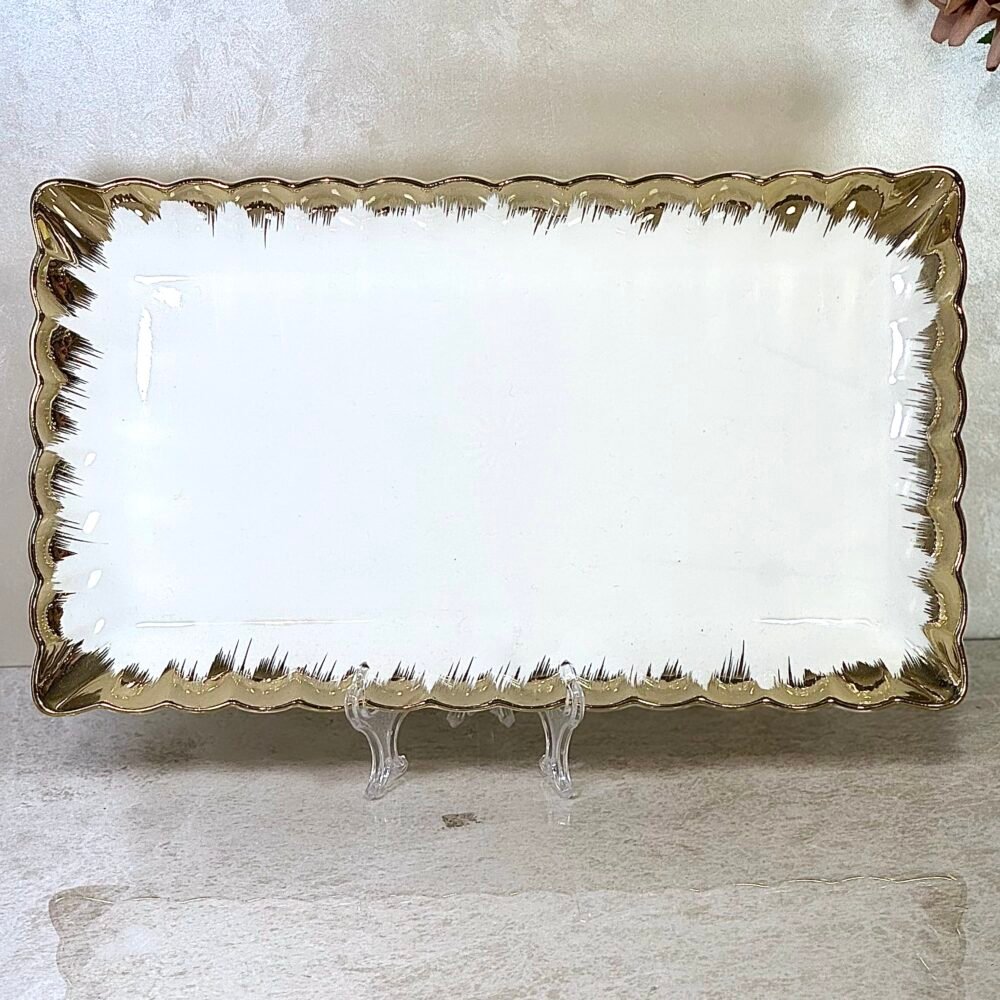 Assiette Rectangulaire Blanche avec Bords Dorés – Disponible en 2 Tailles