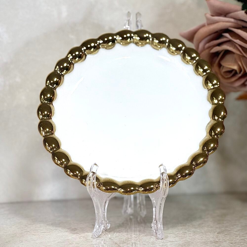 Assiette Blanche avec Bords Dorés – Élégance Raffinée pour Votre Table