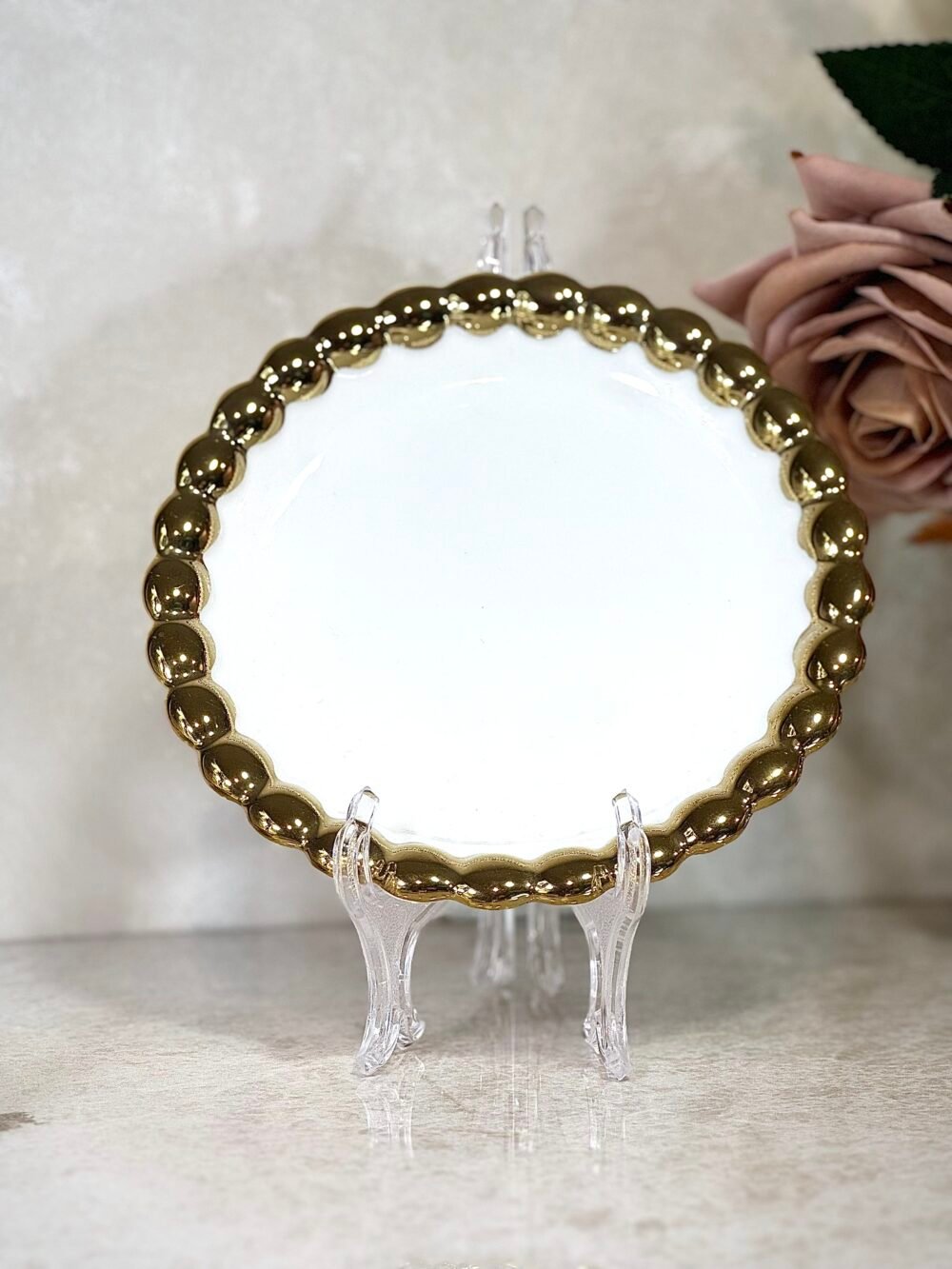Assiette Blanche avec Bords Dorés – Élégance Raffinée pour Votre Table
