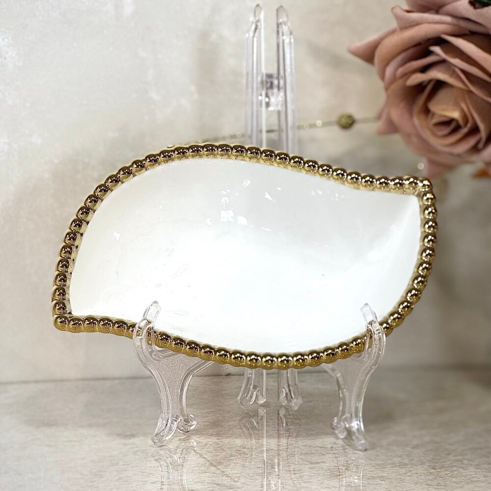 Bol Ovale Doré à Pointes avec Intérieur Blanc – Design Élégant et Raffiné