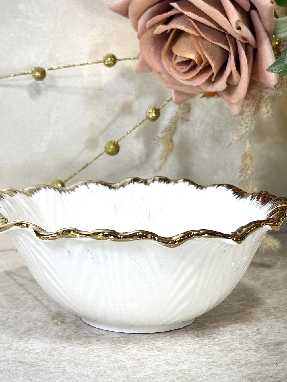 Bol Blanc avec Bords Dorés – Élégance Moderne pour Votre Table