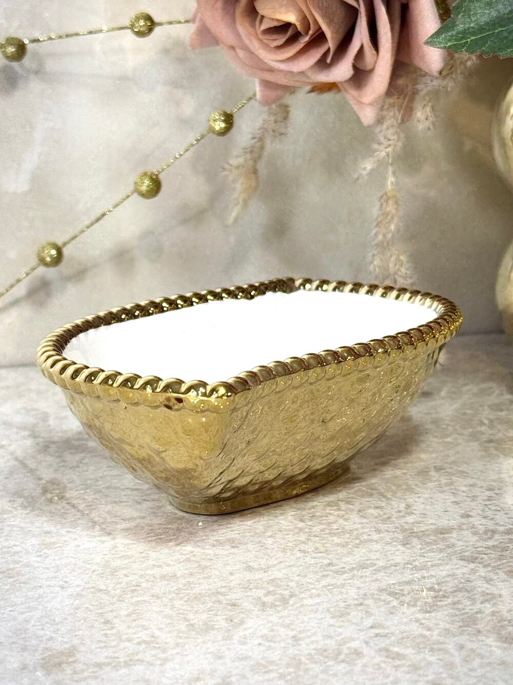 Bol Ovale Doré à Pointes avec Intérieur Blanc – Design Élégant et Raffiné