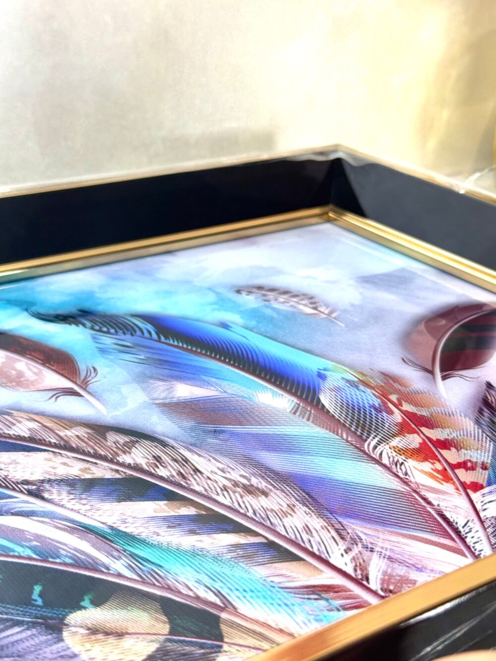 Plateau Élégant avec Motifs de Plumes Artistiques