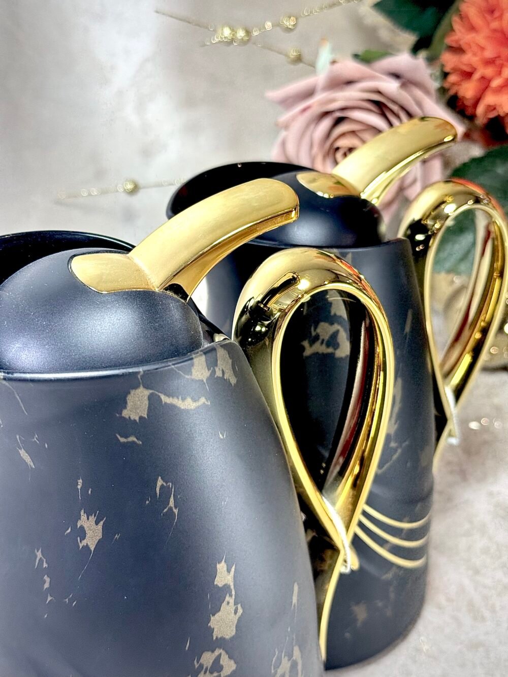 Ensemble de 2 Thermoses Noirs avec Accents Dorés – Élégance Moderne