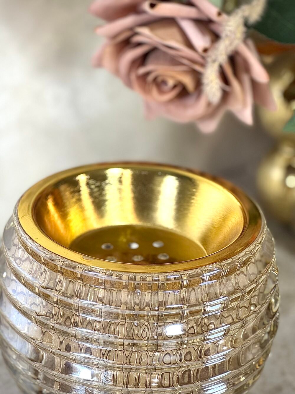 Brûleur d'Oud Sphérique en Verre Ambre Texturé – Élégance Sensorielle et Décorative