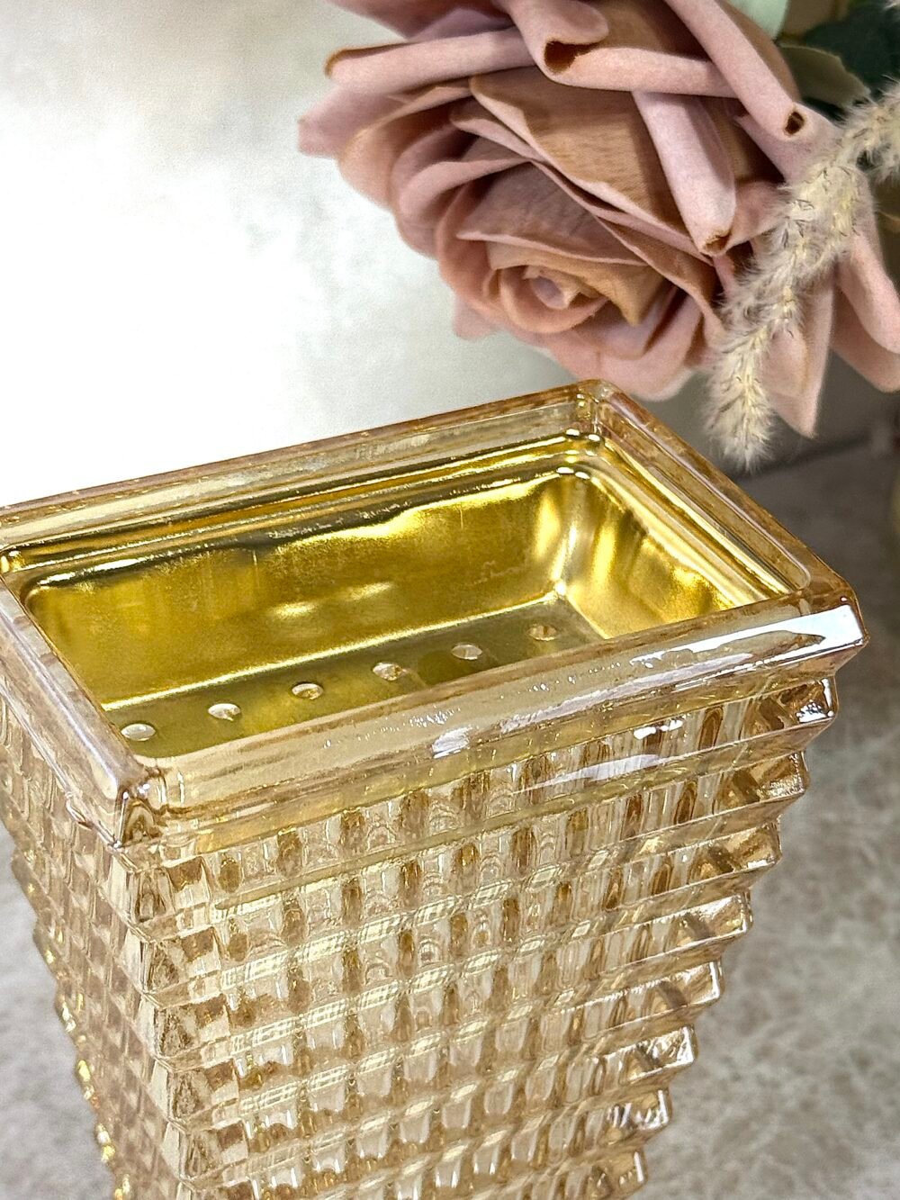 Brûleur d’Oud Rectangulaire en Verre Amber Clair Texturé – Raffinement Chaleureux et Intemporel