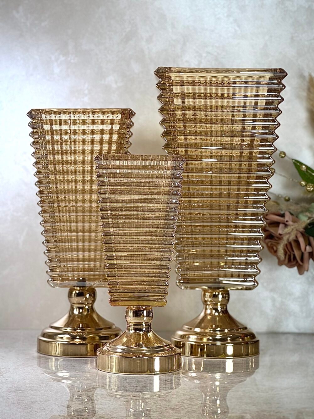 Set de 3 Vases en Verre Ambre Clair avec Support Doré – Élégance Moderne