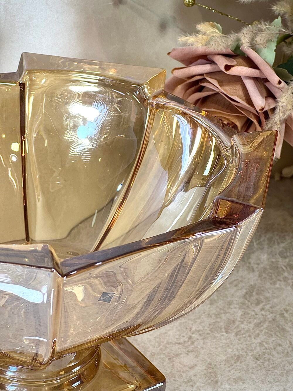 Grand Bol de Présentation en Verre Ambré Clair avec Support – Élégance Chaleureuse et Présentation Raffinée