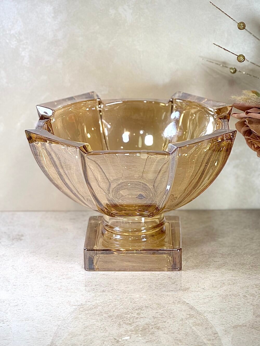 Grand Bol de Présentation en Verre Ambré Clair avec Support – Élégance Chaleureuse et Présentation Raffinée