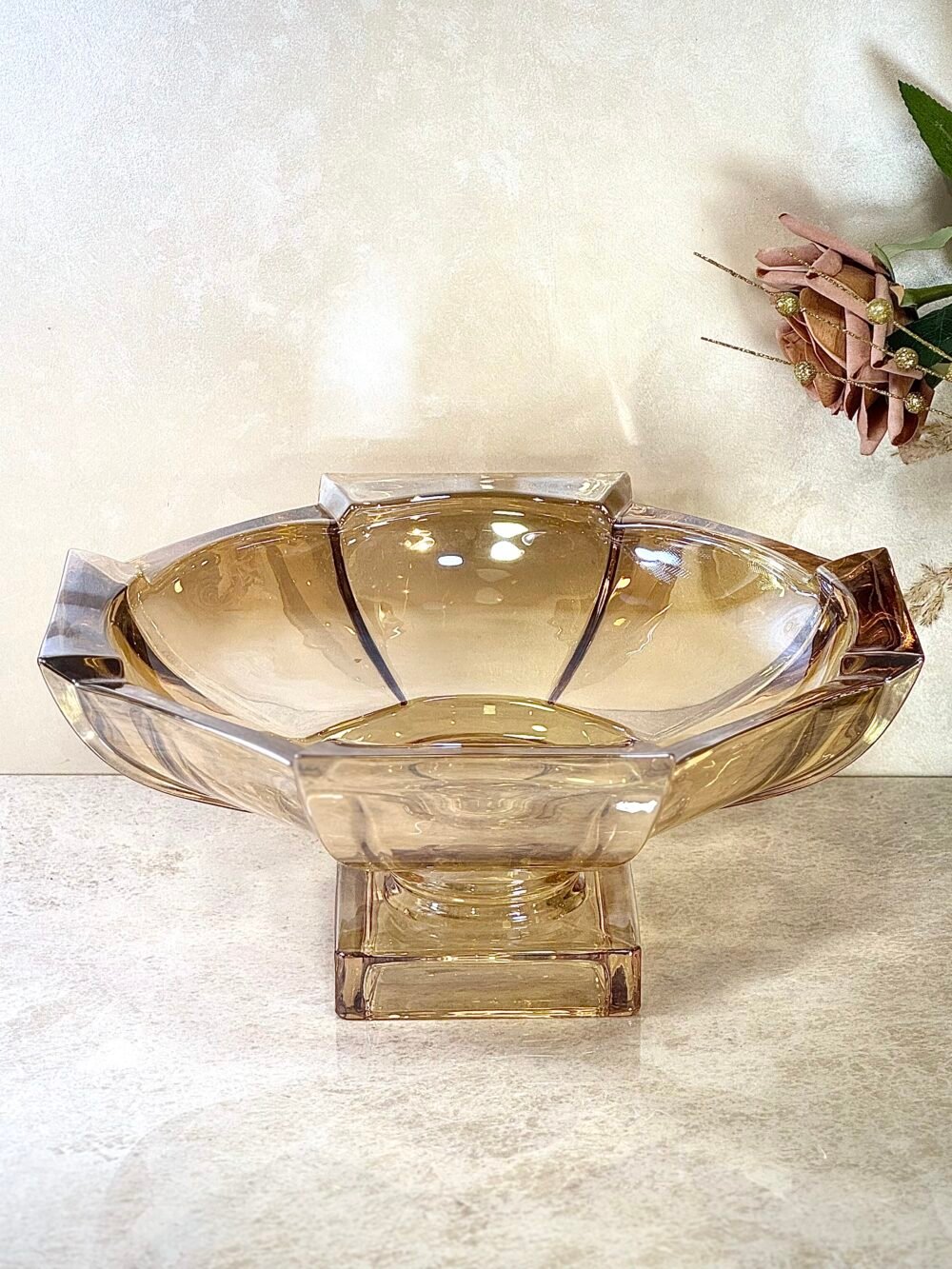 Grand Bol de Présentation en Verre Ambré Clair avec Support – Sobriété Chaleureuse et Design Élégant