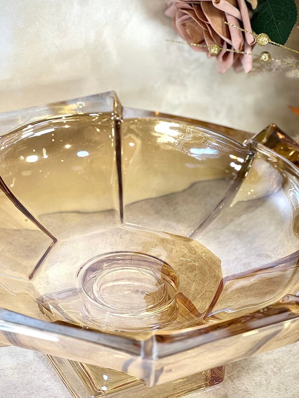 Grand Bol de Présentation en Verre Ambré Clair avec Support – Sobriété Chaleureuse et Design Élégant