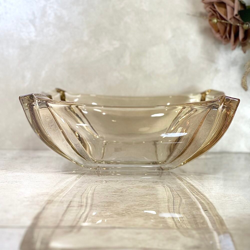 Grand Bol de Présentation Carré en Verre Ambré Clair – Modernité Chaleureuse et Élégance Structurée