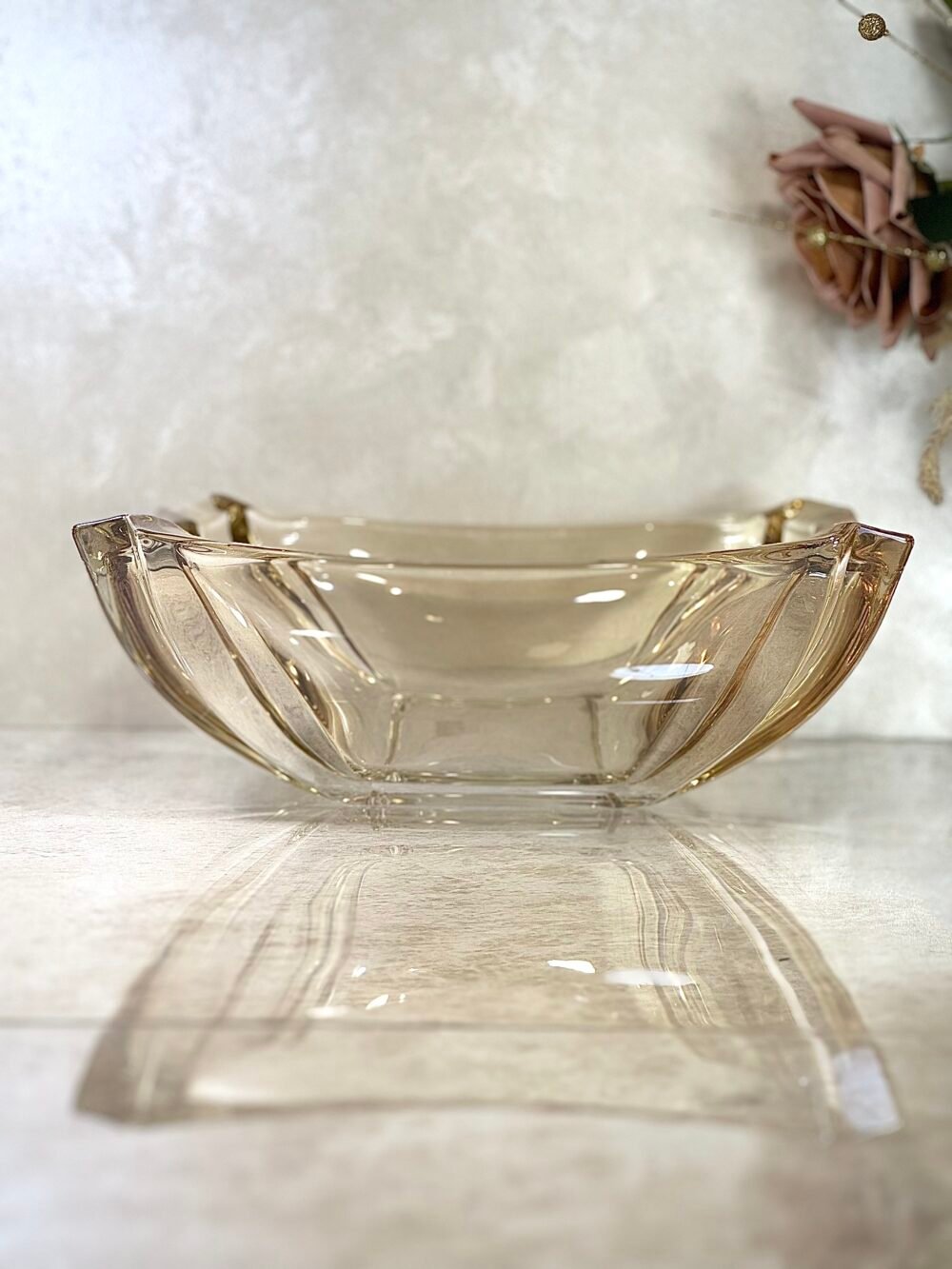 Grand Bol de Présentation Carré en Verre Ambré Clair – Modernité Chaleureuse et Élégance Structurée