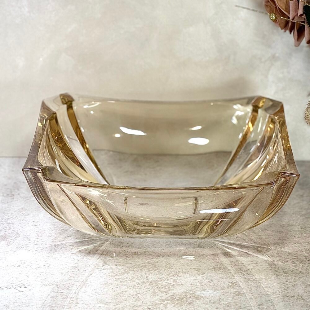 Grand Bol de Présentation Carré en Verre Ambré Clair – Modernité Chaleureuse et Élégance Structurée