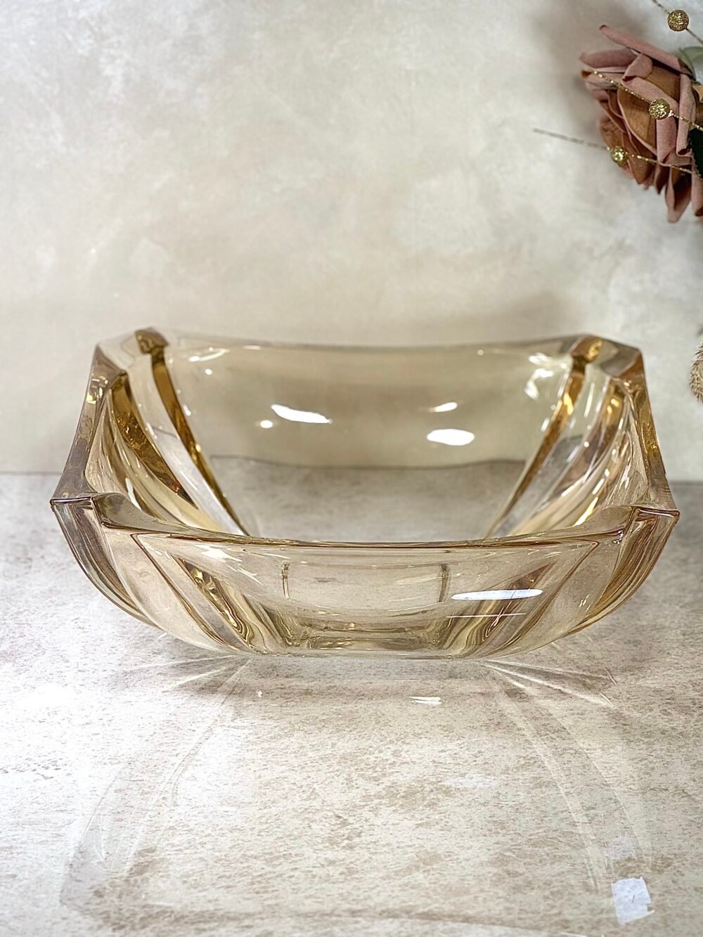 Grand Bol de Présentation Carré en Verre Ambré Clair – Modernité Chaleureuse et Élégance Structurée