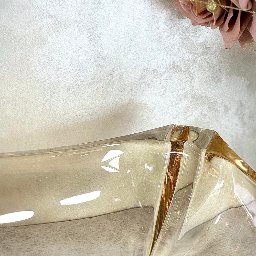 Grand Bol de Présentation Carré en Verre Ambré Clair – Modernité Chaleureuse et Élégance Structurée