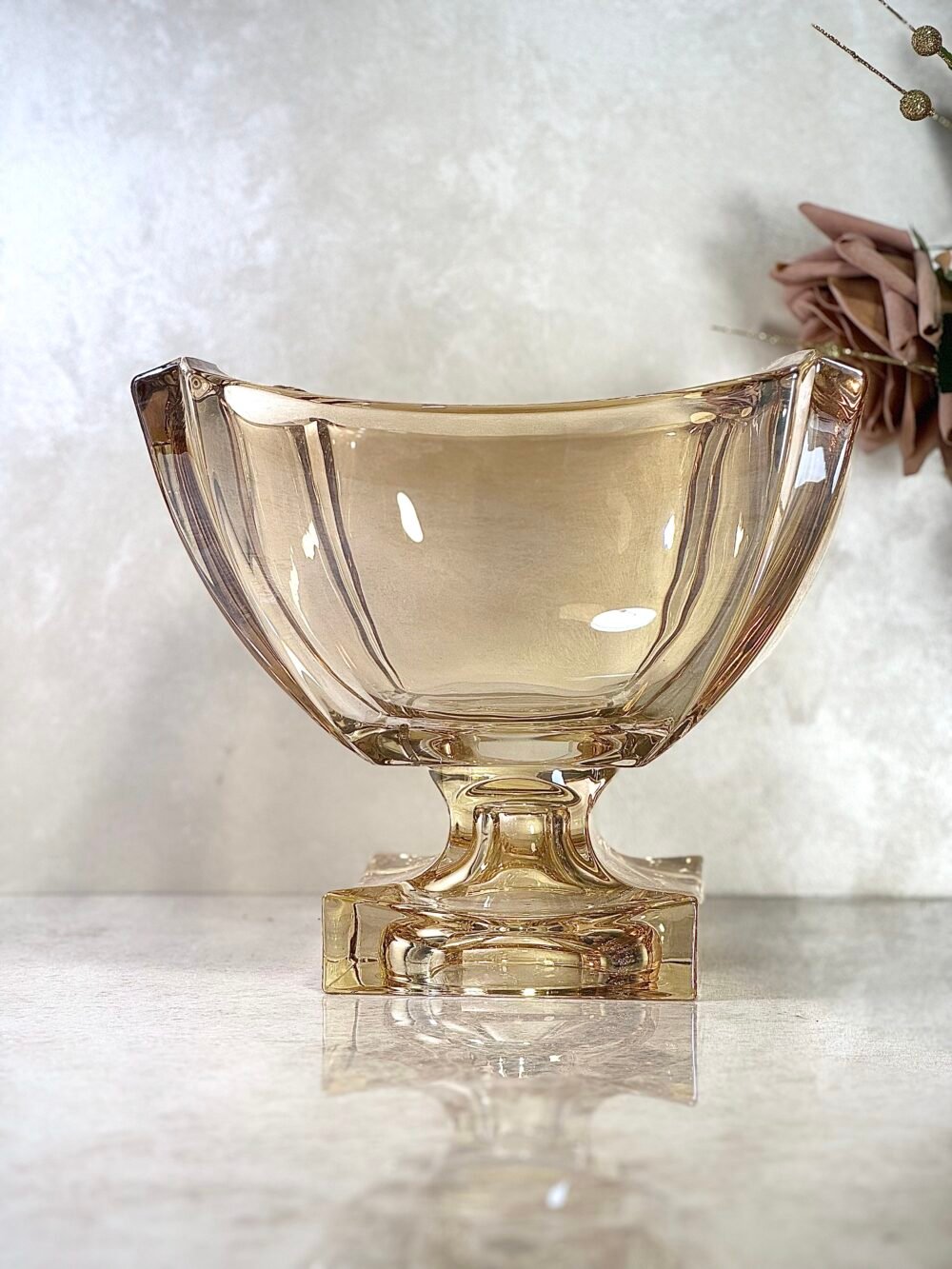 Grand Bol de Présentation Carré en Verre Ambré Clair – Modernité Chaleureuse et Élégance Structurée