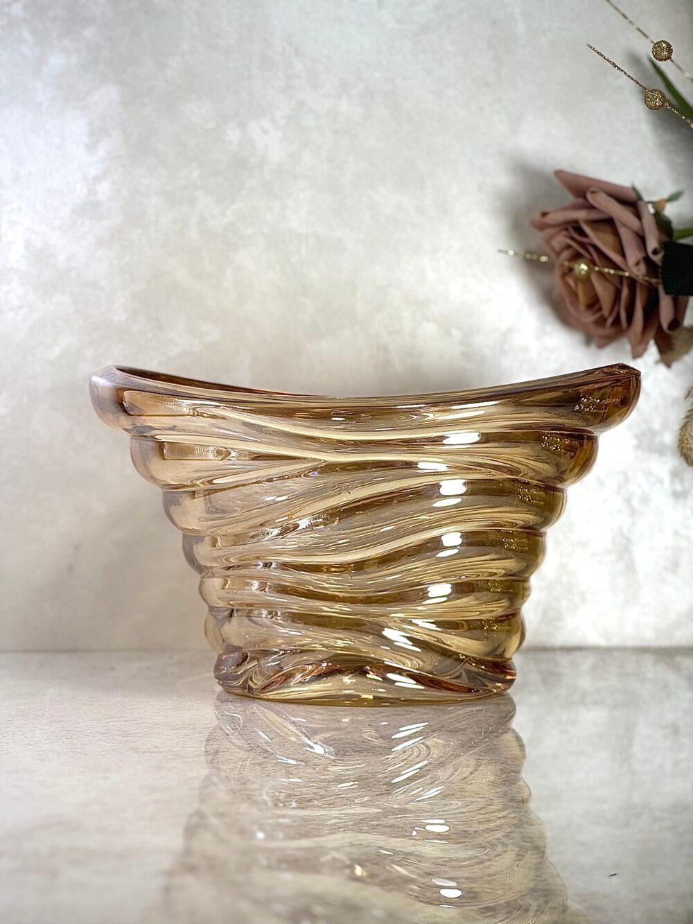 Grand Bol en Verre Ambré Clair – Simplicité Élégante et Chaleur Naturelle