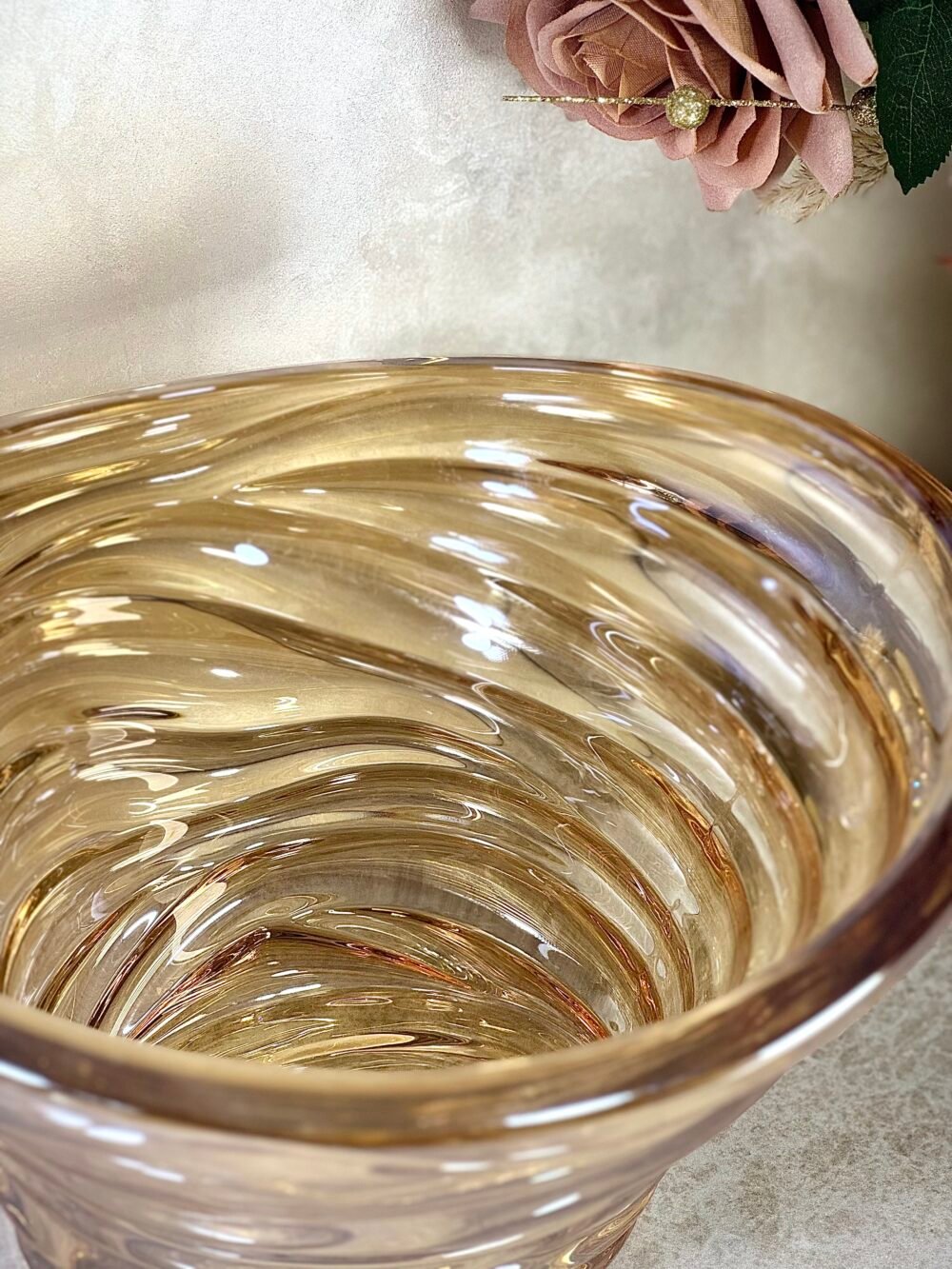 Grand Bol en Verre Ambré Clair – Simplicité Élégante et Chaleur Naturelle