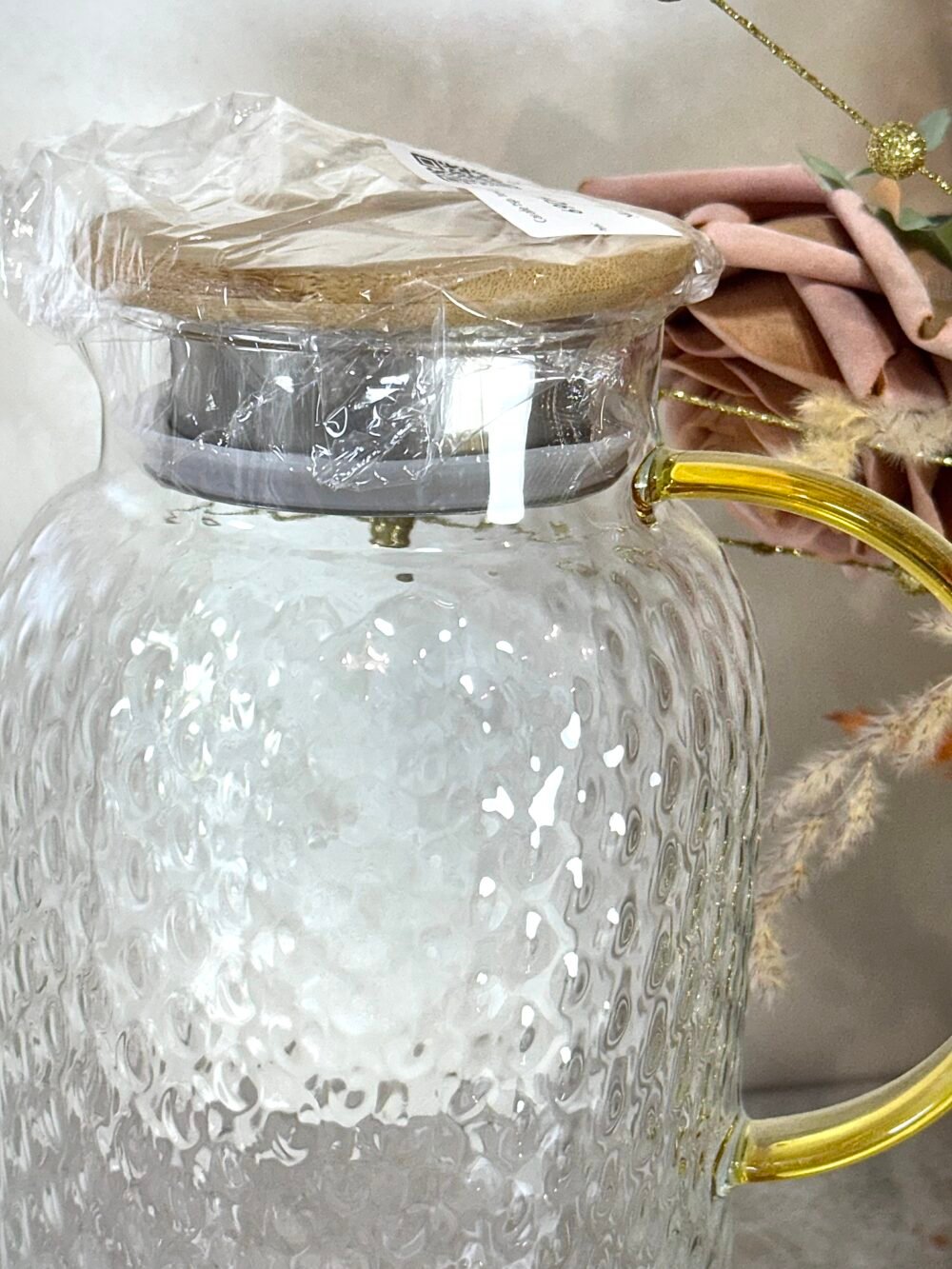 Carafe en Verre Texturé avec Poignée Dorée – Élégance Moderne et Finition Luxe pour Votre Table