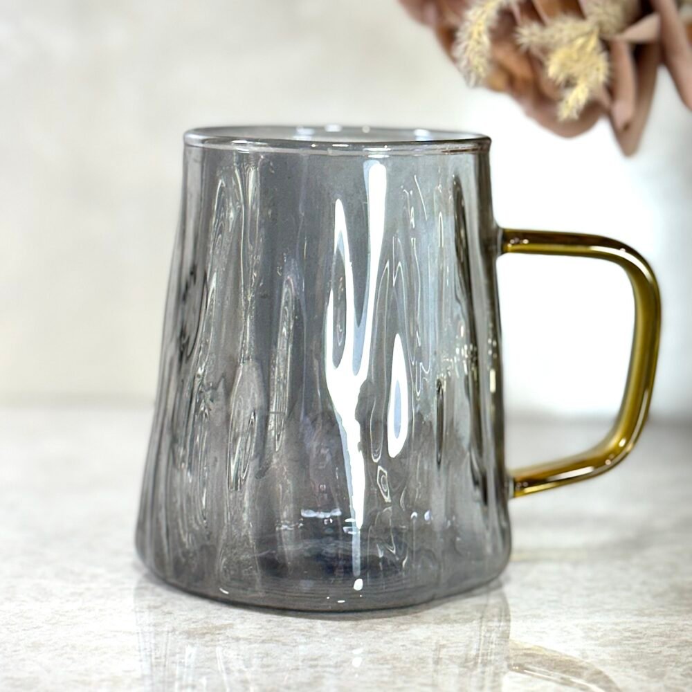 Mug en Verre Gris avec Poignée Dorée – Élégance Contemporaine pour Boissons Chaudes et Froides