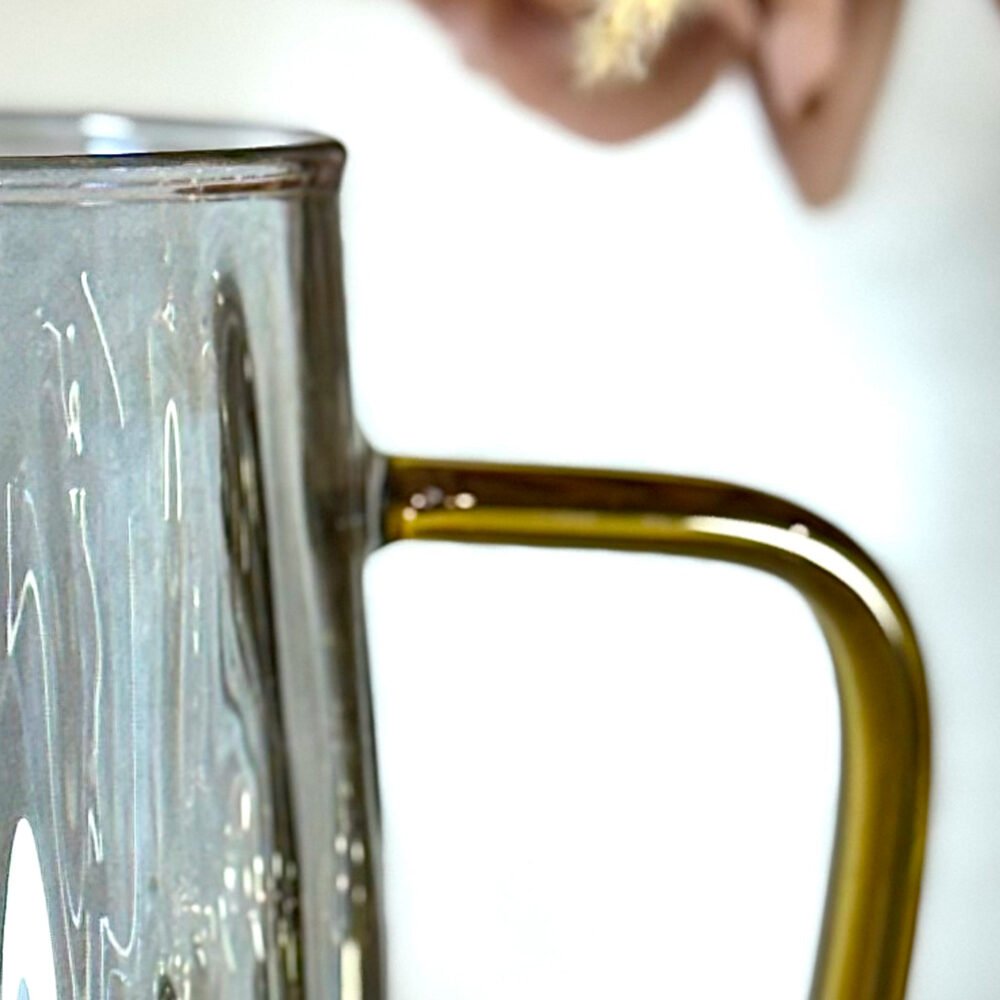 Mug en Verre Gris avec Poignée Dorée – Élégance Contemporaine pour Boissons Chaudes et Froides