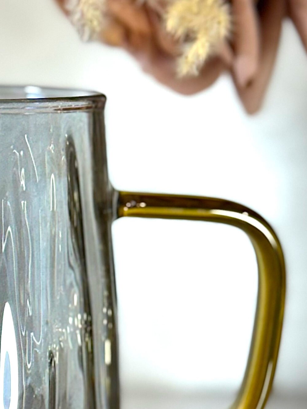 Mug en Verre Gris avec Poignée Dorée – Élégance Contemporaine pour Boissons Chaudes et Froides