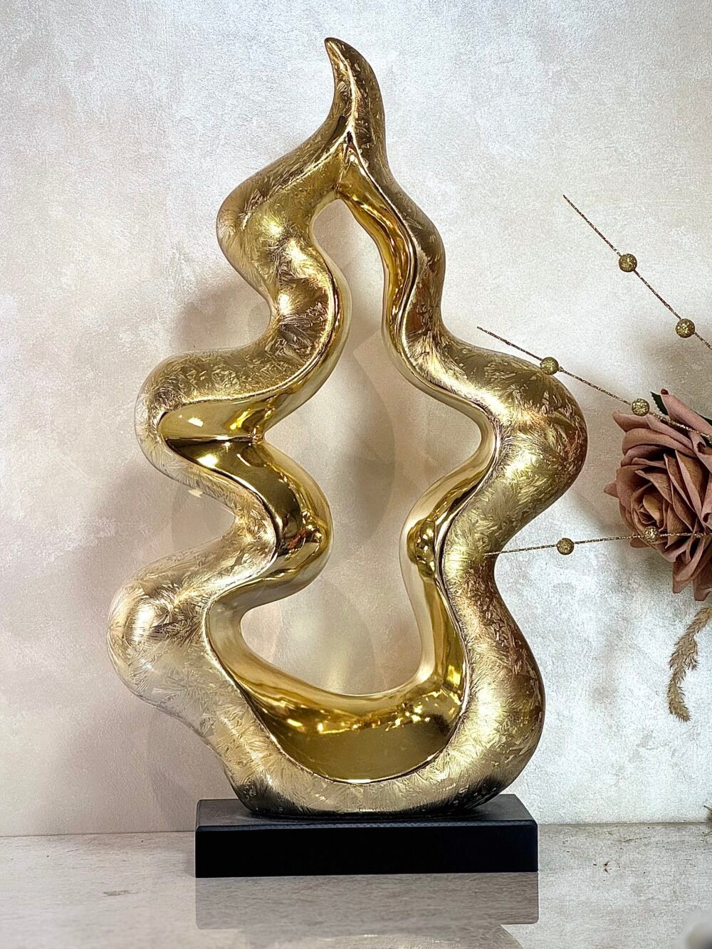 Statue Moderne Élégante Dorée avec Socle Noir – III, Design Contemporain pour Décoration Raffinée