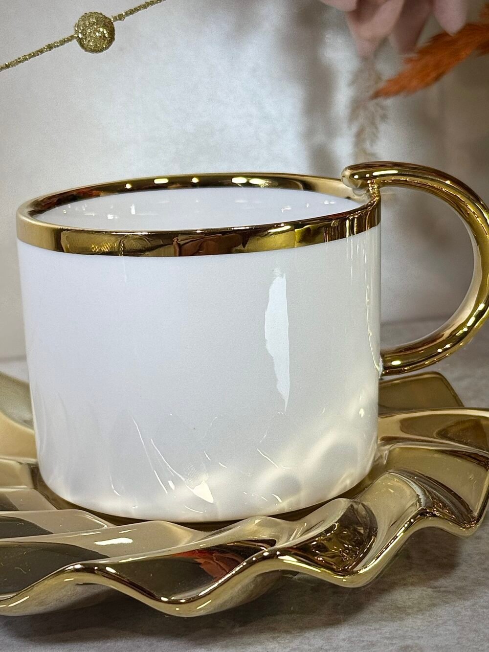 Ensemble de 6 Grandes Tasses à Café Blanches et Dorées – Élégance Classique et Format Généreux