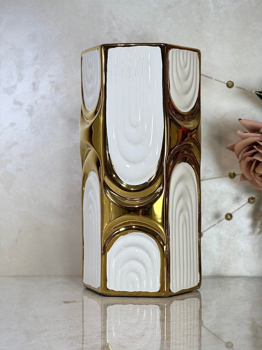 Ensemble de 2 Vases Blancs et Dorés Hexagonaux – Design Géométrique et Élégance Moderne